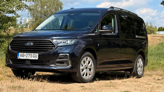 Test: Ford Grand Tourneo Connect. Plug-in hybrid je výborný, aj keď nie práve lacný - Testy - Auto - pravda.sk