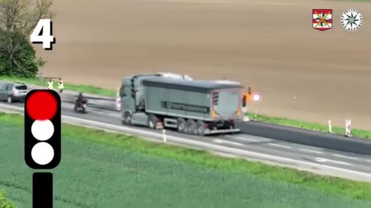 VIDEO: Neuveriteľne veľa vodičov ignorovalo červenú na semafore. Policajný dron odhalil desiatky priestupkov behom pár hodín - Doprava - Auto - pravda.sk