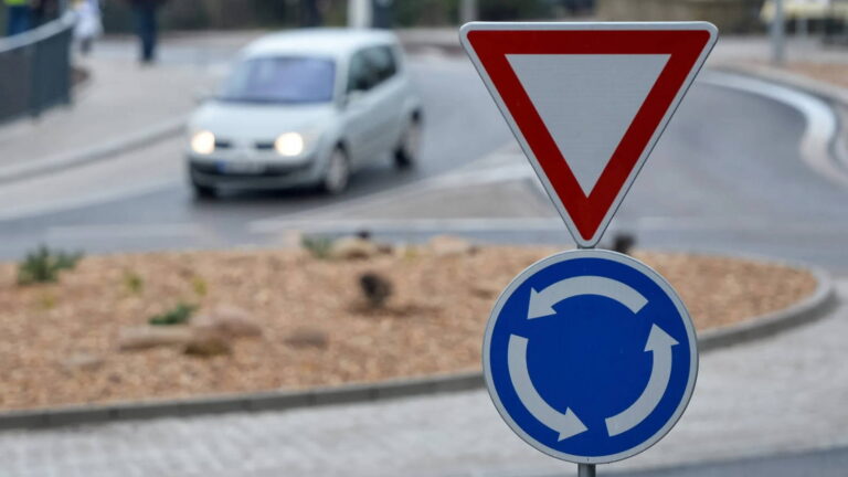 Nový kruhový objazd zakazuje meniť pruhy. Platí na ňom pravidlo 50 metrov