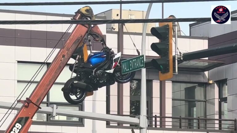 VIDEO: Bizarná nehoda, po ktorej motorka zostala visieť vysoko na semafore - AUTOVINY.sk