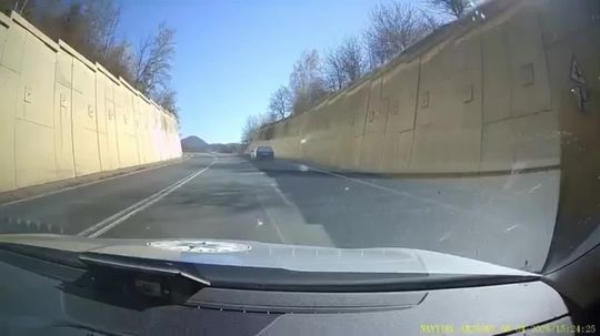VIDEO: Rýchlo a zbesilo aj cez poľnú cestu. Policajtov chceli prekabátiť, tí neponechali nič na náhodu - Doprava - Auto - Pravda