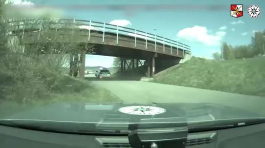 VIDEO: Šialená naháňačka, ktorá sa len tak nevidí. Mladík pred políciou unikal ako zmyslov zbavený - Doprava - Auto - Pravda