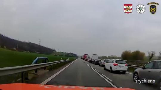 VIDEO: Tak toto sa len tak nevidí. Muž po hrozivej čelnej zrážke neváhal s pomocou ani sekundu - Doprava - Auto - Pravda
