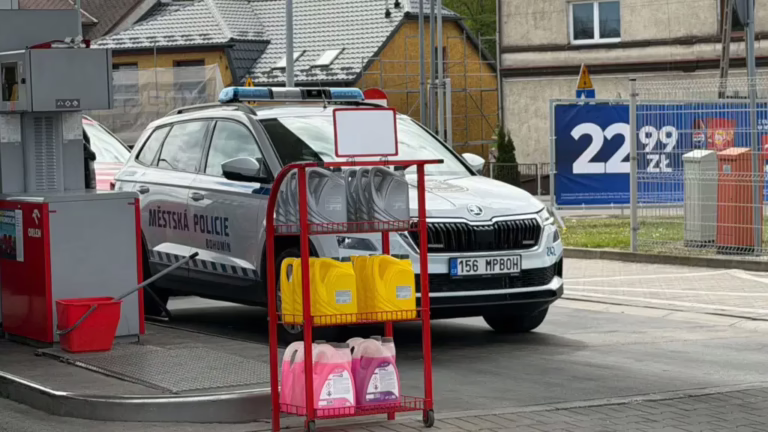 Lacný benzín za 1,44 eura za liter. Už aj českí policajti v službe tankujú v Poľsku