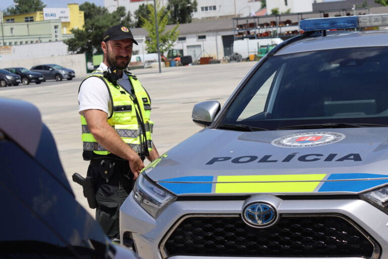 Slovenským policajtom nestačí Toyota RAV4 či BMW X3. Chystá sa ďalší predražený nákup áut - AUTOVINY.sk