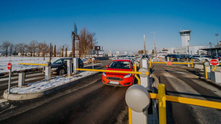Poplatok za vjazd auta na letisko: 32 eur za 15 minút. Slovenskí cestujúci Ryanairu zúria