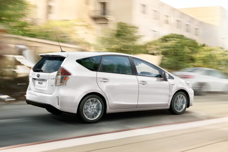 Jazdené plug-in hybridy nemusia byť výhrou. Vykazujú väčšie rozdiely v životnosti batérií než elektromobily