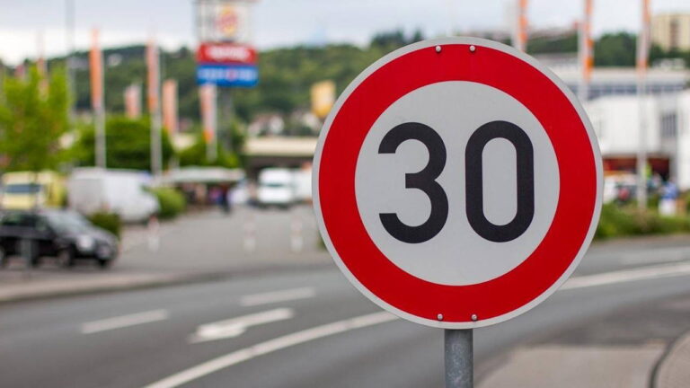 Rýchlosť v obci už len do 30 km/h. Úrady to povedali jasne, tu zabudnite na 50 km/h