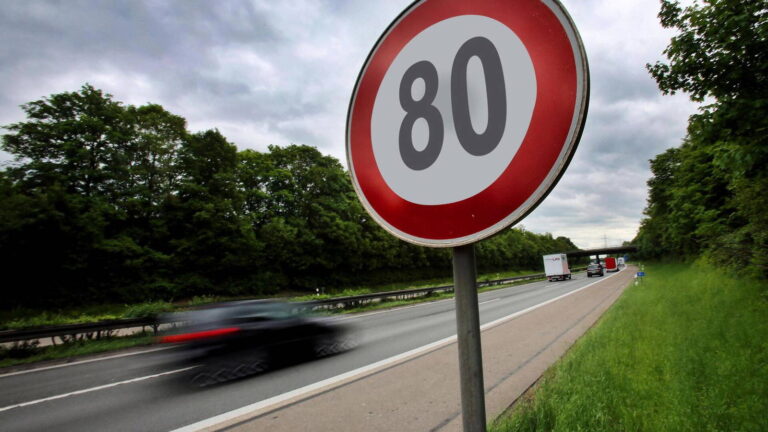V Nemecku už len 80 km/h. Nový rýchlostný limit zníži spotrebu paliva o 1,5 litra