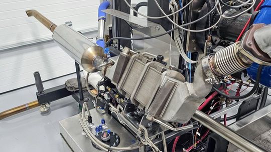 Nemci postavili spaľovací motor bez emisií CO2. Na objeme pritom nešetrí - Magazín - Auto - Pravda