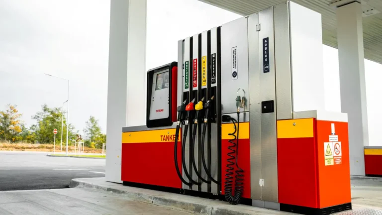 Benzín je u nás najdrahší vo V4, vodiči na pumpách zúria