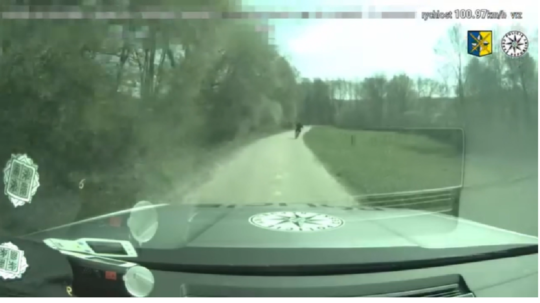 VIDEO: Tak toto sa len tak často nevidí. Policajtom unikal na kolobežke rýchlosťou až 100 km/h - Doprava - Auto - pravda.sk