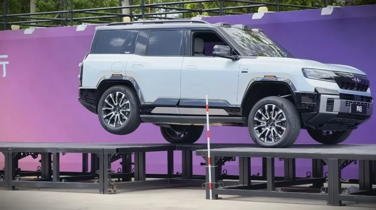 Nové SUV dvíhajú do vzduchu koleso. Pomáha to pri defekte aj v teréne
