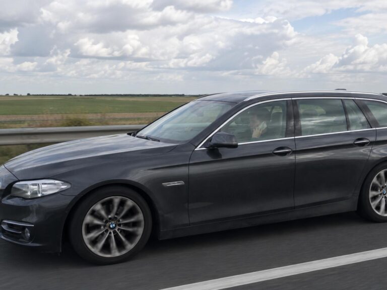Mobil za volantom bude vodičov bolieť viac. Pokuta môže prísť aj bez zastavenia policajtom | Autobazar.EU
