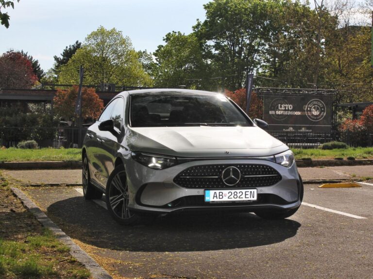 Test: Mercedes-Benz CLA už parkuje rýchlejšie ako vy. CLA 200 začína na takmer 49-tisíc eur, ale stojí za to každým detailom