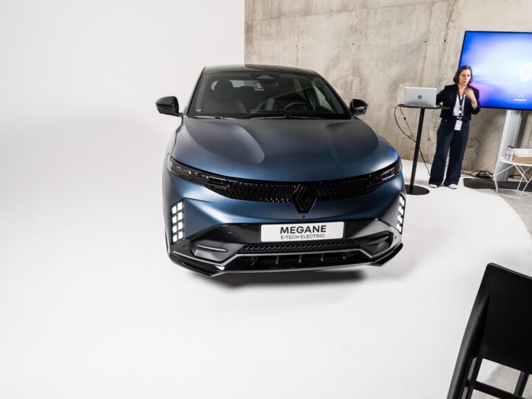Renault Megane E-Tech zájde ďalej, nabijete ho rýchlejšie, facelift nie je len o tvári | Autobazar.EU