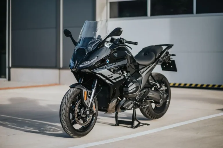 145 koní v čiernom saku. BMW postavilo najnebezpečnejšieho „gentlemana“ na dvoch kolesách