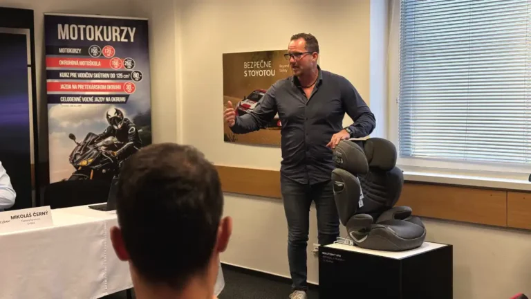 Prečo policajt pri kontrole pozerá na dieťa v sedačke? TOTO je dôvod