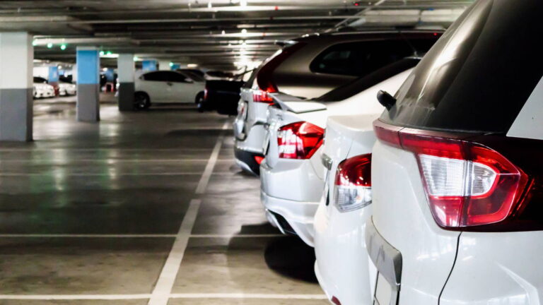 Hodina parkovania za 20 eur?! Toto dovolenkové letovisko blízke Slovákom je absolútny rekordér - AUTOVINY.sk