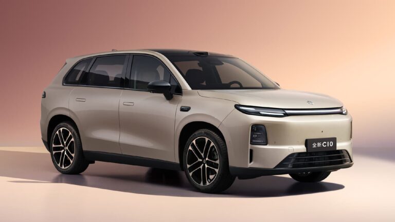 Zabudnite na lacnú Čínu, prichádza technologická špička. Stellantis prináša vylepšené SUV Leapmotor C10