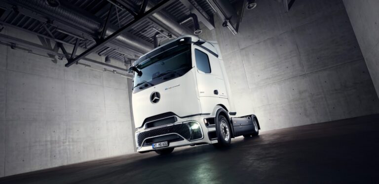Lowliner od Mercedesu dostal elektrinu: Ťahač eActros 600 odvezie o tretinu viac nákladu