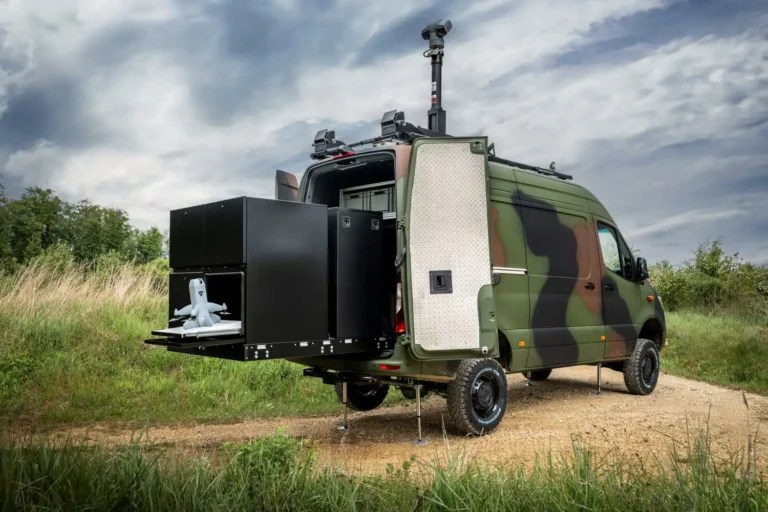 Mercedes premenil svoju dodávku na mobilný nosič dronov