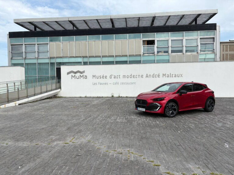 S Renaultom Clio za Claude Monetom: Clio zdraví Moneta - AUTOVINY.sk