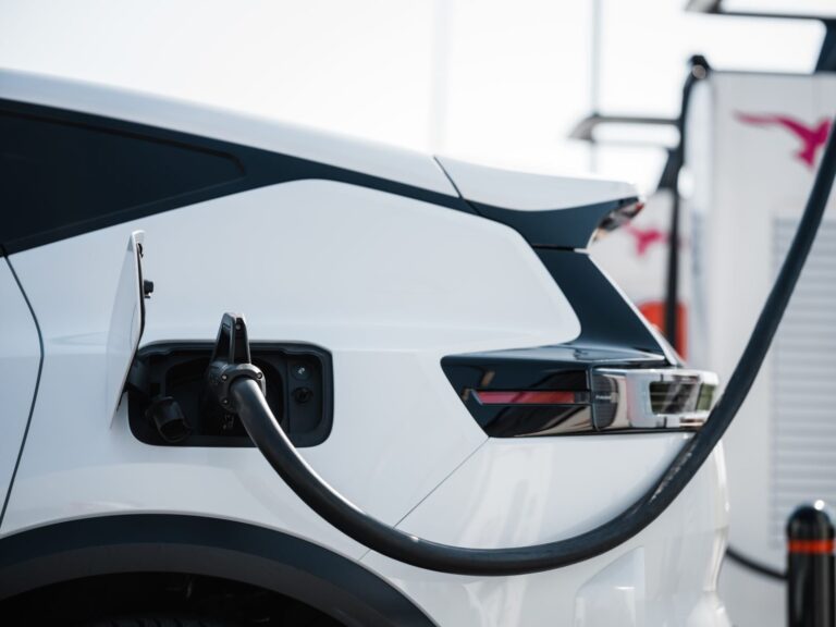 Koniec zahmlievaniu. Automobilka priznala, ako vyzerá ekologická realita elektromobilov