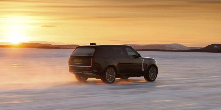 Luxus s nulovými emisiami a 800 V architektúrou. Toto je prvý plne elektrický Range Rover
