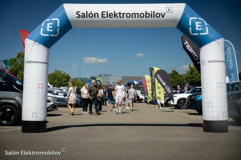 Elektromobily, testovacie jazdy a víkend plný energie. Takto vyzeral Salón Elektromobilov 2026 v Trenčíne | Fotogaléria