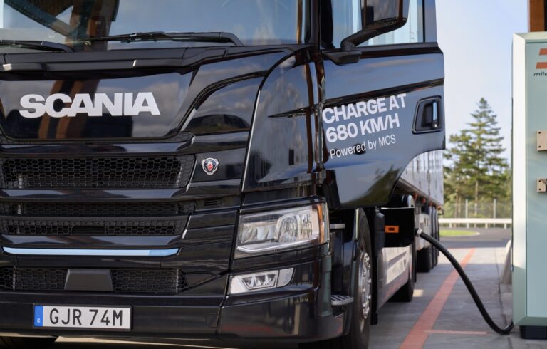 Elektrický kamión ako chodiaca elektráreň. Scania pomocou V2G do siete poslala až 750 kW