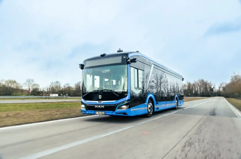 Autobusy namiesto vlakov, po diaľnici majú jazdiť 225 km/h