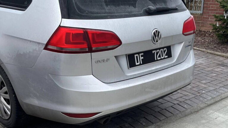 Čierne ŠPZ so 6 znakmi klamú vodičov. Bežný šofér ich význam neuhádne