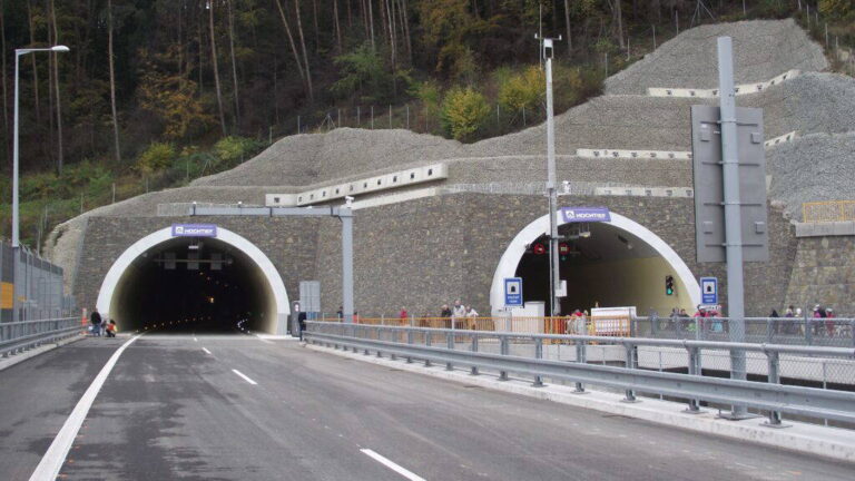 Zápchy na severe sa zhoršia: Nová D1 dlhá 15 km je zatvorená