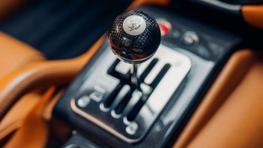 Ferrari si patentovalo nový „manuál“. Nebojte sa, pre spaľováky - Magazín - Auto - pravda.sk