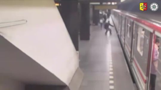 VIDEO: Dráma v Česku. Desivé zábery zo záchrannej akcie ženy, ktorá spadla do koľajiska - Doprava - Auto - pravda.sk