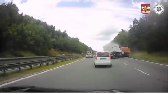 VIDEO: Hororový náraz na diaľnici. Šofér bez brzdenia napálil do odstavenej Tatry - Doprava - Auto - pravda.sk