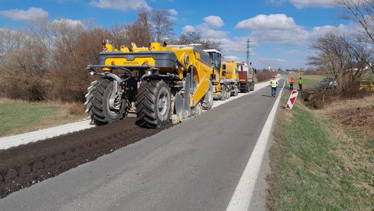 Opravujú 7-kilometrový úsek cesty medzi Štúrovom a Kamenným Mostom - Doprava - Auto - Pravda
