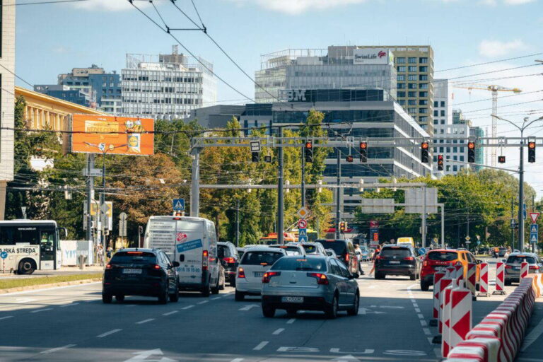 Vodič dostane od štátu takmer 5 eur, ak nevojde do kolóny. Brali by ste takéto odmeny? - AUTOVINY.sk
