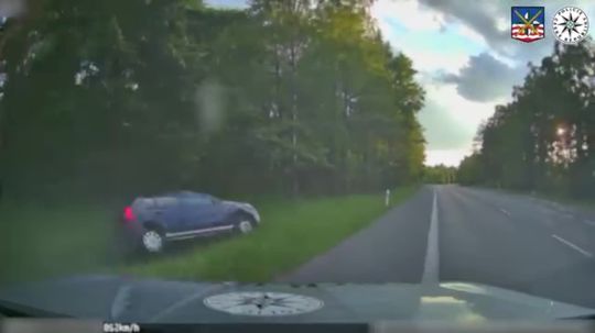VIDEO: Vodič na Dácii unikal policajtom rýchlosťou takmer 200 km/h. Nakoniec prišiel presný zásah - Doprava - Auto - pravda.sk