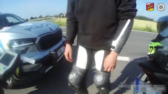 VIDEO: Kuriózna situácia: motorķár zaspal na naštartovanom motocykli uprostred križovatky - Doprava - Auto - Pravda