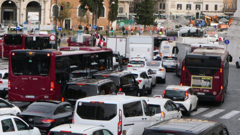 Polícia sleduje aplikáciu, ktorú denne používate aj vy. Efektívne rieši kolabujúcu dopravu - AUTOVINY.sk
