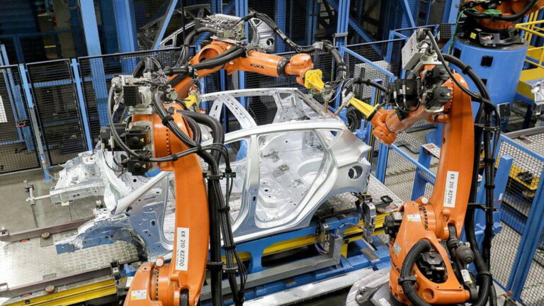 Obľúbená automobilka prepúšťa: Roboty pošlú preč 1 000 ľudí
