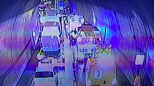 Auto sa prevrátilo na D2 za tunelom Sitina, vodiči stoja v kolónach. Polícia varuje pred ďalším rizikom - Doprava - Auto - Pravda