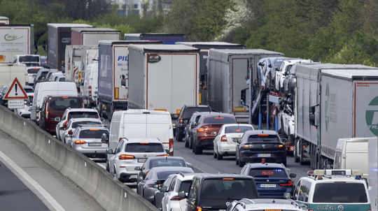 Pre nehodu na R7 sa v piatok ráno tvoria kolóny - Doprava - Auto - Pravda