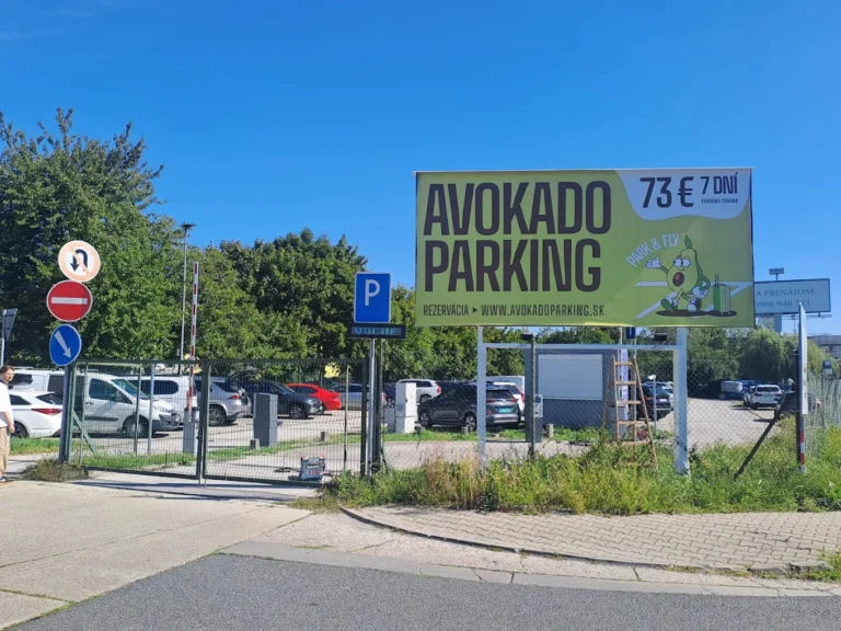 Mesto Bratislava otvorilo strážené parkovisko 600 metrov od letiska