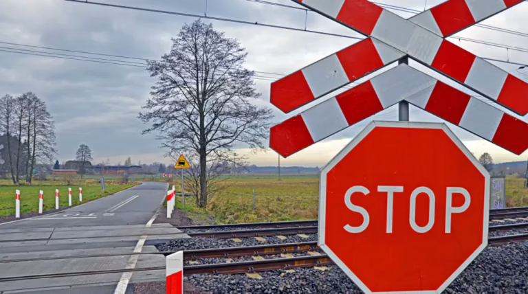 Nová dopravná značka STOP na cestách. Nad 50 km/h sa rozsvieti
