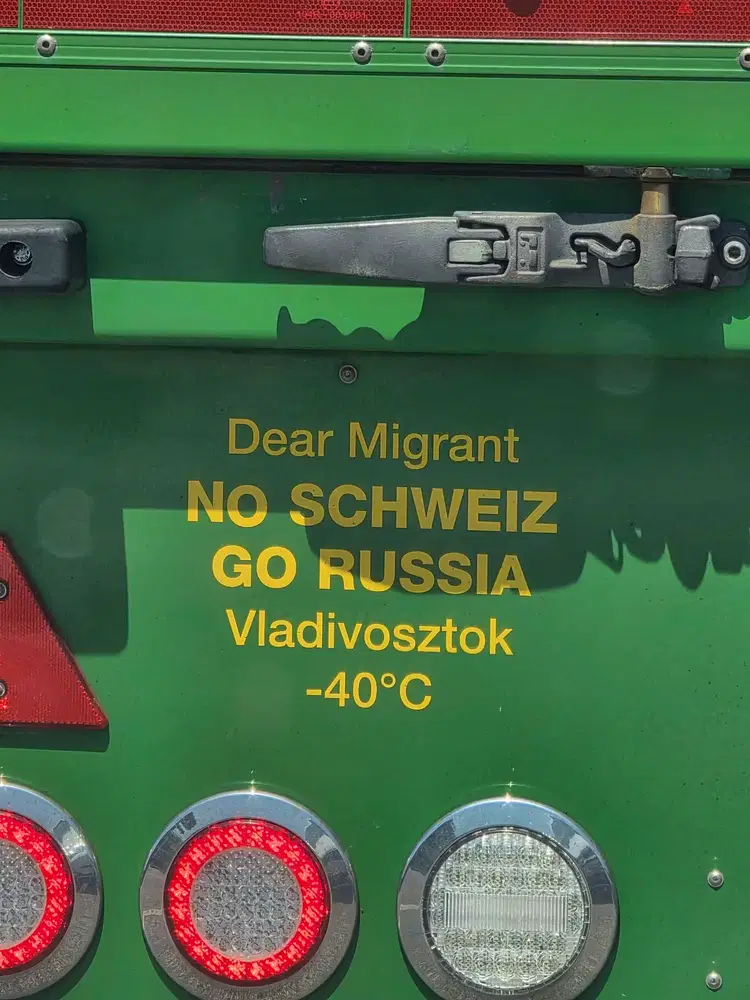 Dopravca obvinený z xenofóbie. Škandál s nálepkami na kamiónoch - AUTOVINY.sk