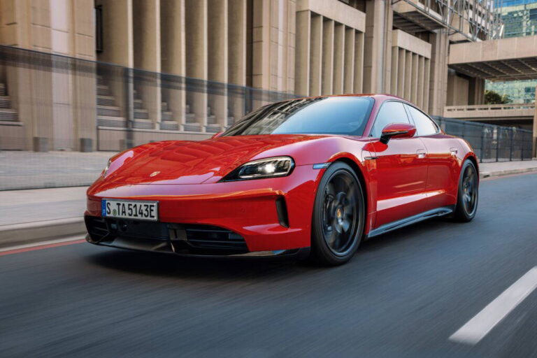 Porsche platí za svoju aroganciu. 200 nabíjačiek a 4 zatvorené showroomy