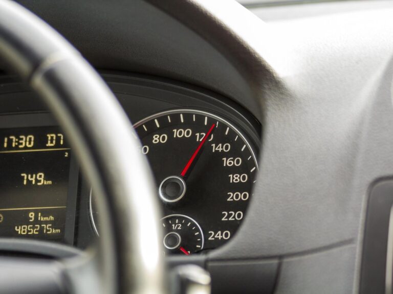 Tieto autá v našich podmienkach zvládli 400-tisíc km, oplatí sa ich kúpiť? (celá analýza od Autobazar.EU)